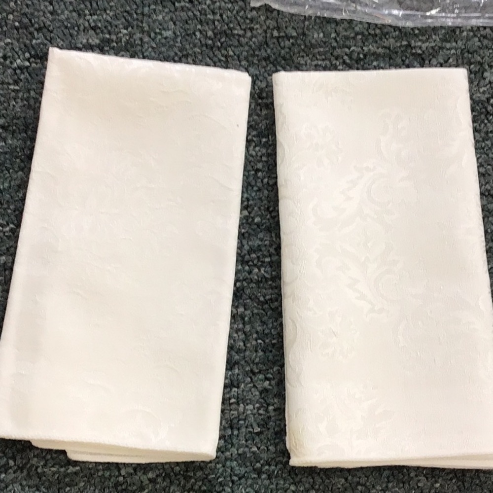 NWT 4 Lace Design Dinner Napkins